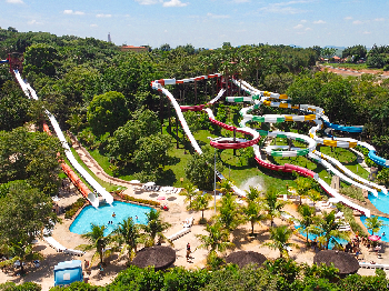 Quais atrações você não pode deixar de visitar em um parque aquático